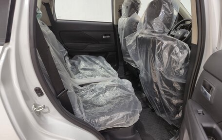 Mitsubishi Outlander III рестайлинг 3, 2022 год, 3 000 000 рублей, 15 фотография