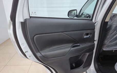 Mitsubishi Outlander III рестайлинг 3, 2022 год, 3 000 000 рублей, 14 фотография