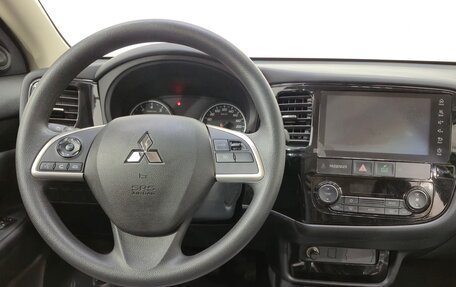 Mitsubishi Outlander III рестайлинг 3, 2022 год, 3 000 000 рублей, 11 фотография