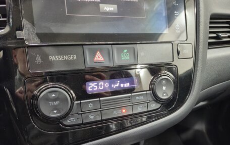 Mitsubishi Outlander III рестайлинг 3, 2022 год, 3 000 000 рублей, 18 фотография