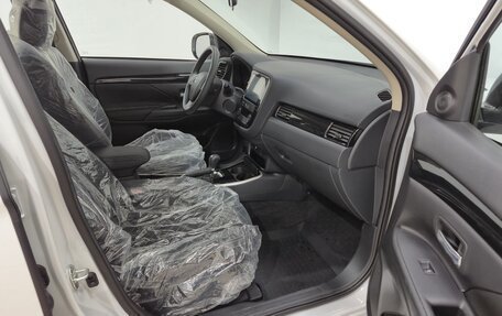 Mitsubishi Outlander III рестайлинг 3, 2022 год, 3 000 000 рублей, 13 фотография