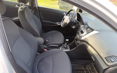 Hyundai Solaris II рестайлинг, 2015 год, 950 000 рублей, 11 фотография