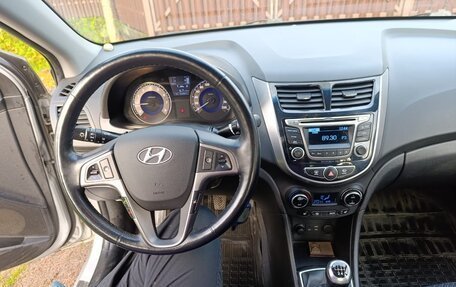 Hyundai Solaris II рестайлинг, 2015 год, 950 000 рублей, 18 фотография