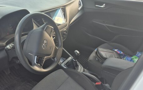 Hyundai Solaris II рестайлинг, 2020 год, 900 000 рублей, 5 фотография