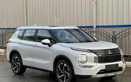 Mitsubishi Outlander, 2023 год, 3 650 000 рублей, 2 фотография