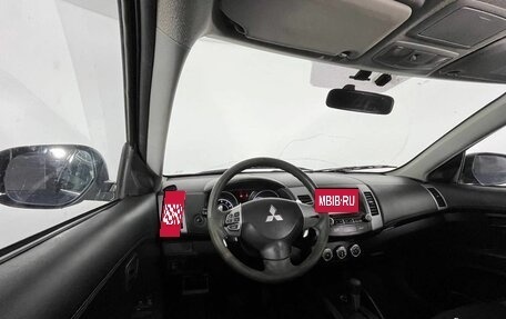 Mitsubishi Outlander III рестайлинг 3, 2010 год, 978 000 рублей, 13 фотография