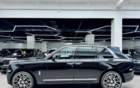 Rolls-Royce Cullinan, 2021 год, 45 000 000 рублей, 7 фотография