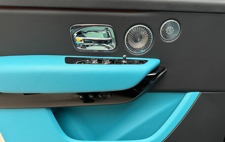 Rolls-Royce Cullinan, 2021 год, 45 000 000 рублей, 21 фотография