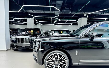 Rolls-Royce Cullinan, 2021 год, 45 000 000 рублей, 15 фотография