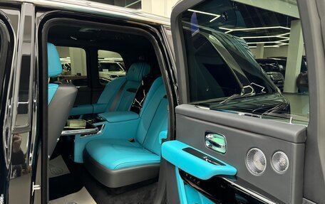 Rolls-Royce Cullinan, 2021 год, 45 000 000 рублей, 23 фотография