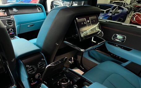 Rolls-Royce Cullinan, 2021 год, 45 000 000 рублей, 27 фотография