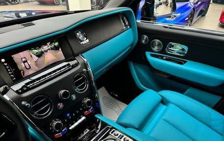 Rolls-Royce Cullinan, 2021 год, 45 000 000 рублей, 31 фотография