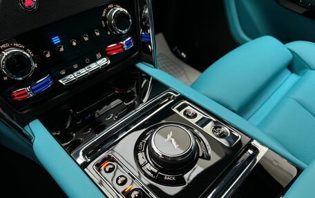 Rolls-Royce Cullinan, 2021 год, 45 000 000 рублей, 32 фотография