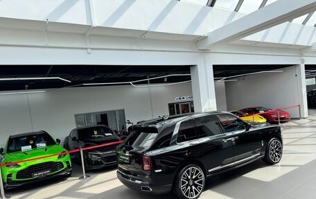 Rolls-Royce Cullinan, 2021 год, 45 000 000 рублей, 39 фотография