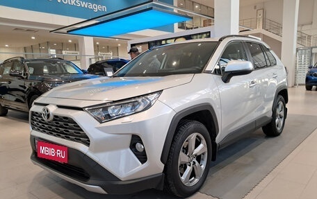 Toyota RAV4, 2021 год, 3 600 000 рублей, 5 фотография