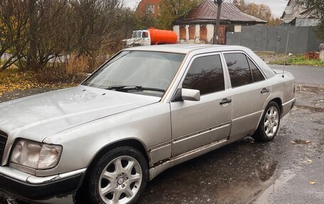 Mercedes-Benz E-Класс, 1993 год, 300 000 рублей, 1 фотография