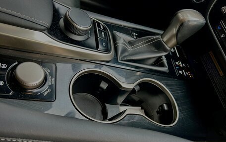 Lexus RX IV рестайлинг, 2018 год, 3 585 000 рублей, 16 фотография