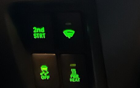 Toyota Land Cruiser Prado 150 рестайлинг 2, 2015 год, 4 299 000 рублей, 16 фотография