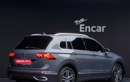 Volkswagen Tiguan II, 2021 год, 3 123 000 рублей, 2 фотография