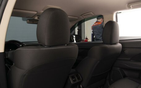 Mitsubishi Outlander III рестайлинг 3, 2021 год, 2 390 000 рублей, 10 фотография