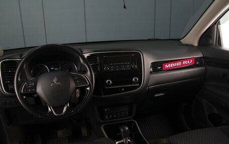 Mitsubishi Outlander III рестайлинг 3, 2021 год, 2 390 000 рублей, 5 фотография