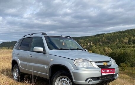 Chevrolet Niva I рестайлинг, 2015 год, 575 000 рублей, 3 фотография