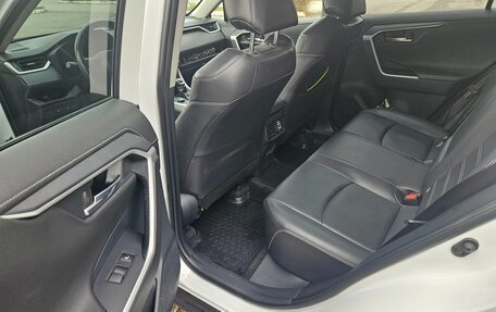 Toyota RAV4, 2021 год, 4 000 000 рублей, 5 фотография