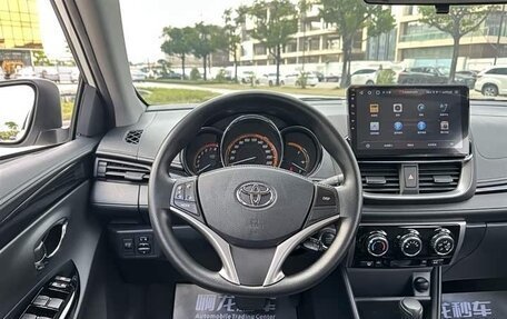 Toyota Yaris, 2022 год, 1 280 000 рублей, 13 фотография