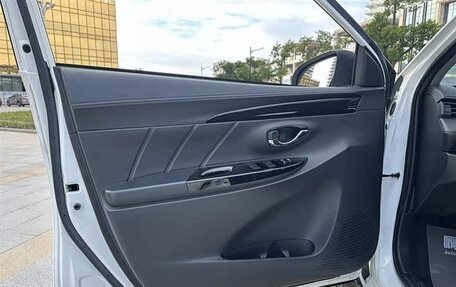 Toyota Yaris, 2022 год, 1 280 000 рублей, 11 фотография