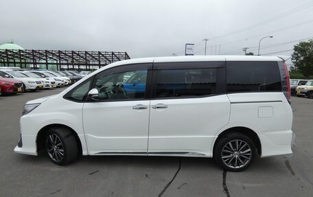 Toyota Noah III, 2021 год, 2 150 000 рублей, 2 фотография