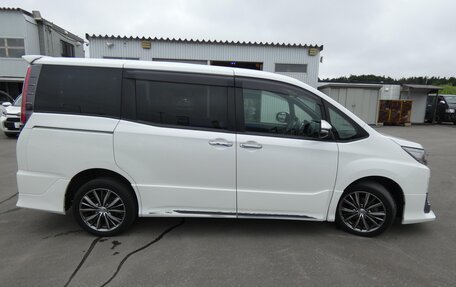 Toyota Noah III, 2021 год, 2 150 000 рублей, 6 фотография