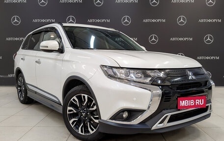 Mitsubishi Outlander III рестайлинг 3, 2021 год, 2 400 000 рублей, 3 фотография