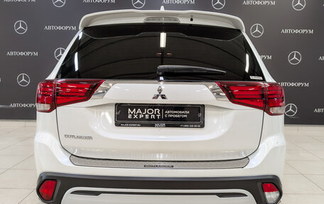 Mitsubishi Outlander III рестайлинг 3, 2021 год, 2 400 000 рублей, 6 фотография