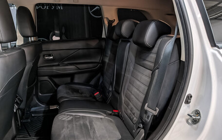 Mitsubishi Outlander III рестайлинг 3, 2021 год, 2 400 000 рублей, 18 фотография