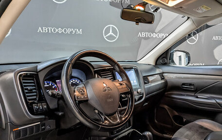 Mitsubishi Outlander III рестайлинг 3, 2021 год, 2 400 000 рублей, 15 фотография