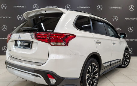 Mitsubishi Outlander III рестайлинг 3, 2021 год, 2 400 000 рублей, 5 фотография