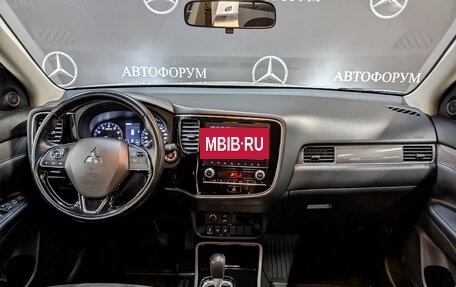Mitsubishi Outlander III рестайлинг 3, 2021 год, 2 400 000 рублей, 14 фотография