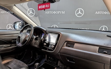 Mitsubishi Outlander III рестайлинг 3, 2021 год, 2 400 000 рублей, 13 фотография