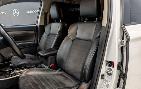 Mitsubishi Outlander III рестайлинг 3, 2021 год, 2 400 000 рублей, 20 фотография