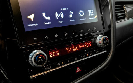 Mitsubishi Outlander III рестайлинг 3, 2021 год, 2 400 000 рублей, 21 фотография