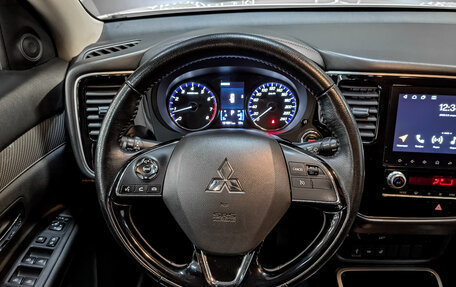 Mitsubishi Outlander III рестайлинг 3, 2021 год, 2 400 000 рублей, 22 фотография