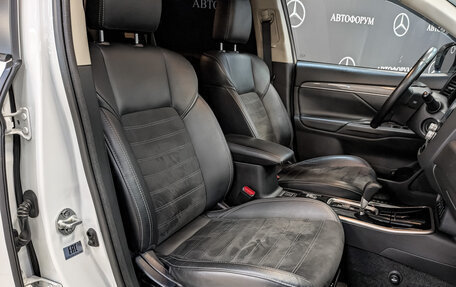 Mitsubishi Outlander III рестайлинг 3, 2021 год, 2 400 000 рублей, 23 фотография