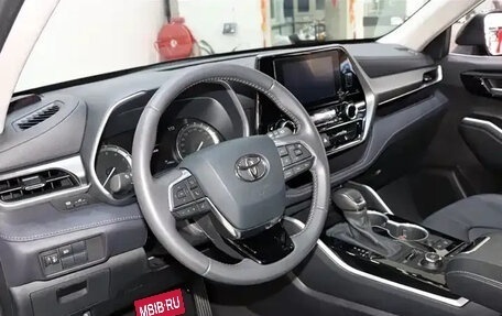 Toyota Highlander, 2022 год, 4 100 000 рублей, 9 фотография