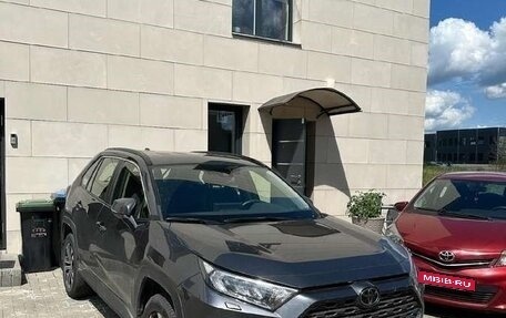 Toyota RAV4, 2021 год, 2 375 000 рублей, 1 фотография