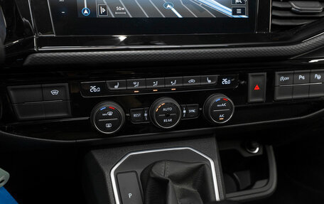 Volkswagen Multivan T6 рестайлинг, 2019 год, 6 000 000 рублей, 20 фотография