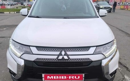 Mitsubishi Outlander III рестайлинг 3, 2020 год, 2 800 000 рублей, 1 фотография