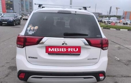 Mitsubishi Outlander III рестайлинг 3, 2020 год, 2 800 000 рублей, 6 фотография