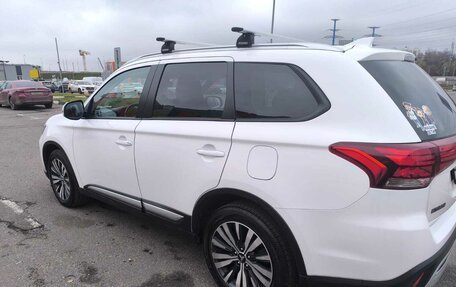 Mitsubishi Outlander III рестайлинг 3, 2020 год, 2 800 000 рублей, 10 фотография