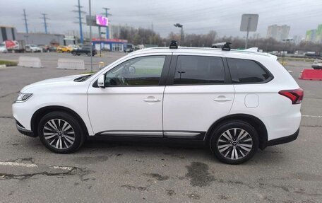 Mitsubishi Outlander III рестайлинг 3, 2020 год, 2 800 000 рублей, 8 фотография