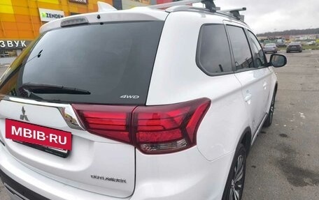 Mitsubishi Outlander III рестайлинг 3, 2020 год, 2 800 000 рублей, 11 фотография